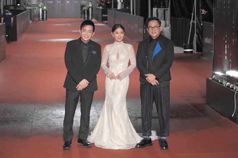 卓文萱、詹姆士、吳秉承踏上紅毯。（圖／非凡娛樂）